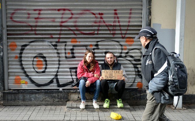 İstiklal Caddesi’nde Dünya Turu İçin Para Topladılar