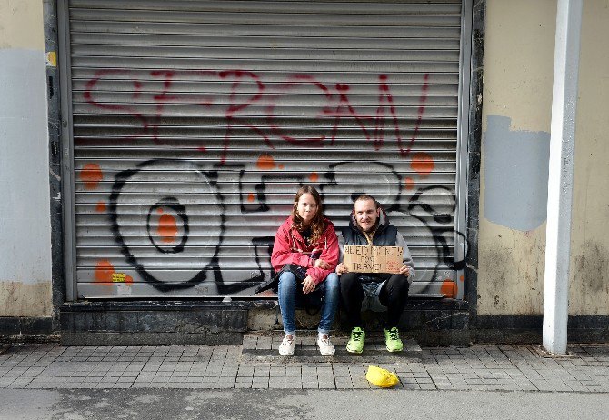 İstiklal Caddesi’nde Dünya Turu İçin Para Topladılar