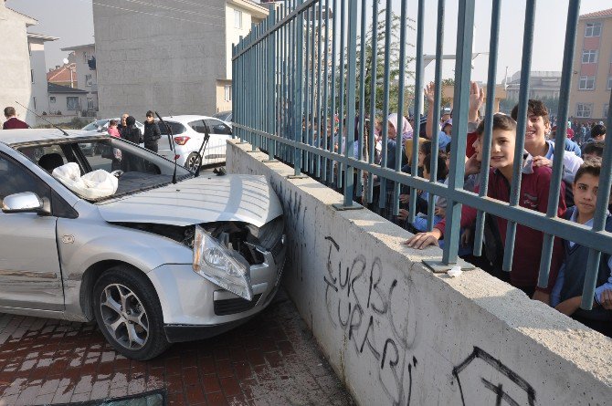 Okul Önünde Kaza Dehşeti: 2 Yaralı