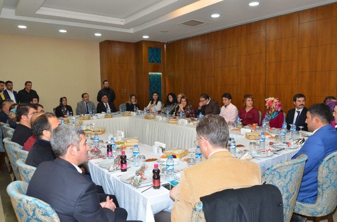 Palandöken Belediyesi, Öğretmenler Onuruna Yemek Verdi