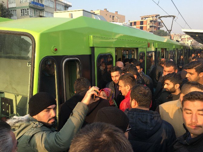 Bursa’da Metro Yolda Kaldı, Sınav Ve İşe Geç Kalan Vatandaşlar İsyan Etti