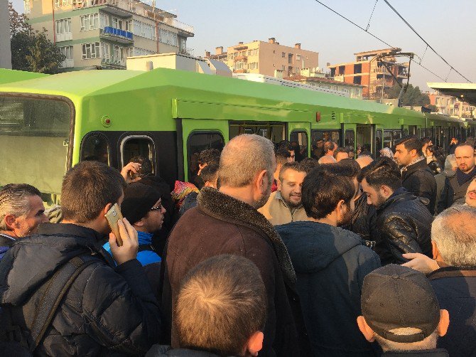 Bursa’da Metro Yolda Kaldı, Sınav Ve İşe Geç Kalan Vatandaşlar İsyan Etti