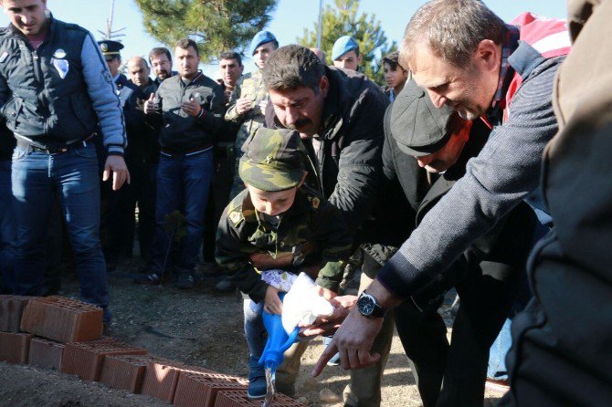 Şehidin 3 Yaşındaki Oğlu Babasının Kabrine Elleriyle Su Döktü