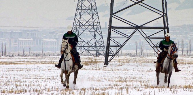 Kırsalda Kaçak Elektriğe Karşı Atlı Ekip