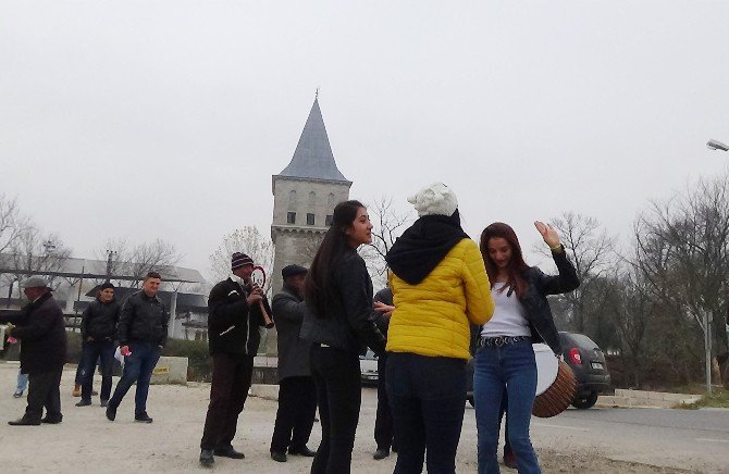 Kente Ayak Basan Göbek Atıyor