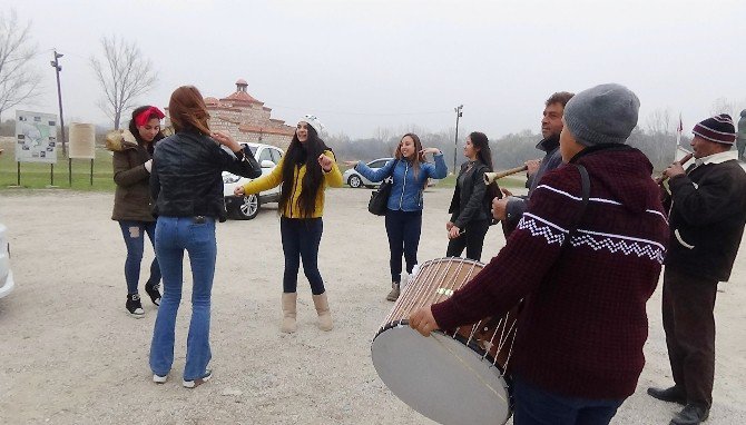 Kente Ayak Basan Göbek Atıyor