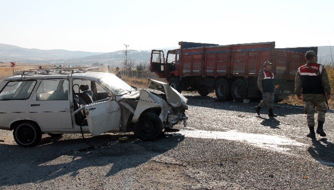 17 Yaşındaki Gencin Kullandığı Otomobil, Kamyonla Çarpıştı: 2 Ağır Yaralı