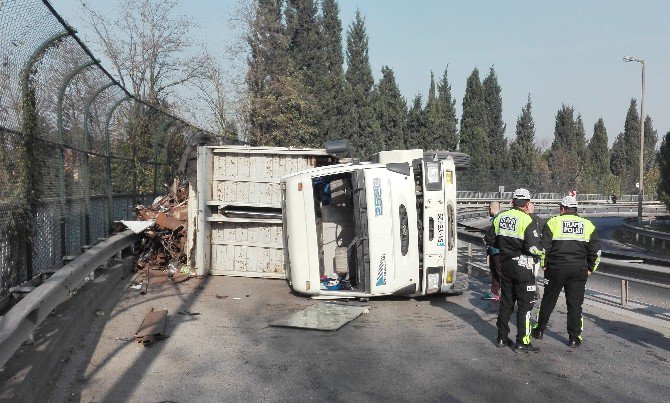 Devrilen Kamyon Tem Bağlantı Yolunu Trafiğe Kapattı