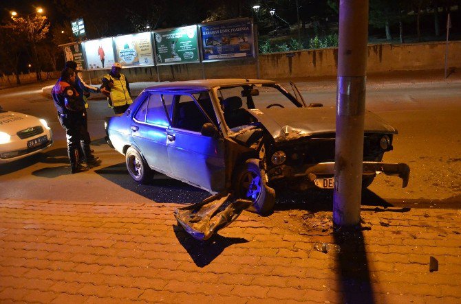 Aydınlatma Direğine Çarpan Otomobil Kullanılamaz Hale Geldi