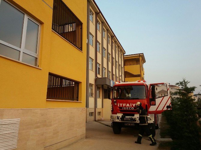 Körfez İmam Hatip Ortaokulu’nda Çıkan Yangın Korkuttu