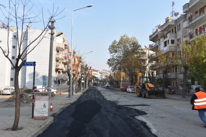 Çınarlı Caddesi’nde Yollar Asfaltlanıyor