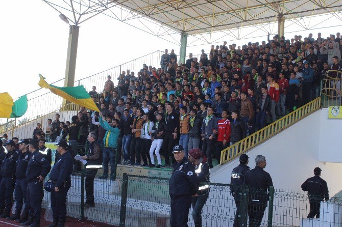 Amatör Maçta Adana’ya Geçmiş Olsun Pankartı