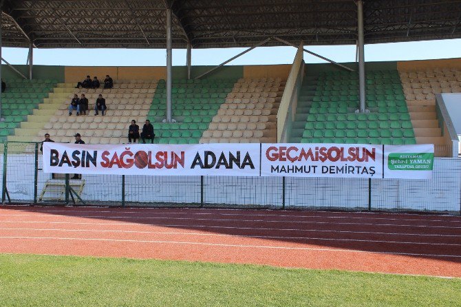 Amatör Maçta Adana’ya Geçmiş Olsun Pankartı