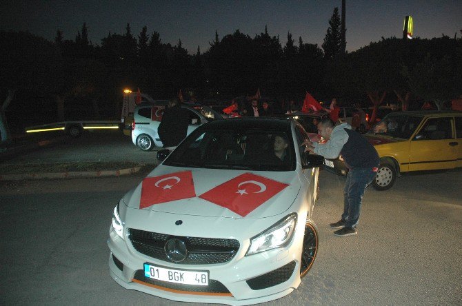 Sosyal Medya Üzerinden Haberleşip Konvoy Düzenleyerek Terörü Lanetlediler