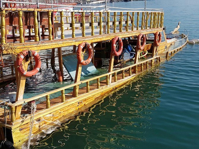 Alanya’da Boş Gezi Teknesi Batma Tehlikesi Geçirdi