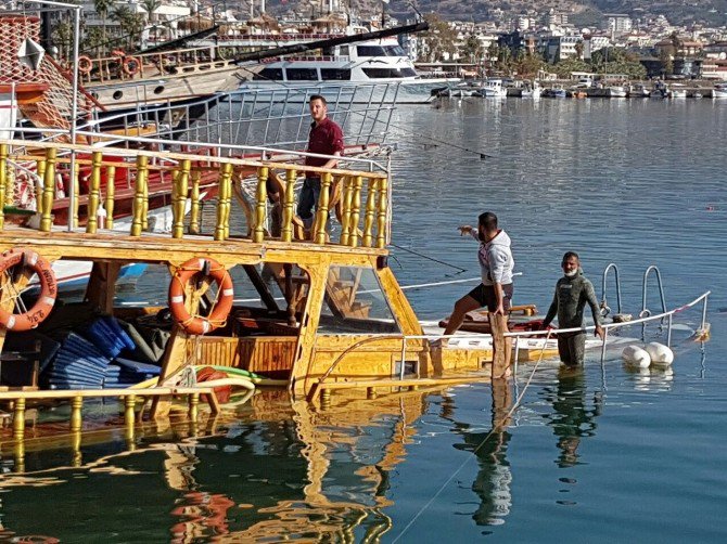 Alanya’da Boş Gezi Teknesi Batma Tehlikesi Geçirdi