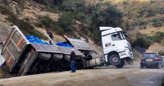 Bartın’da Kömür Yüklü Tır Devrildi