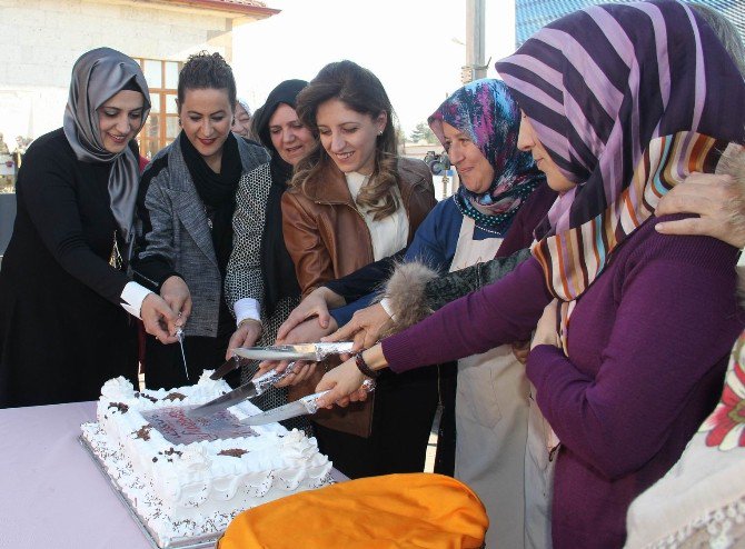 Kadınlar İş Yerlerinin Birinci Yılını Kutladı