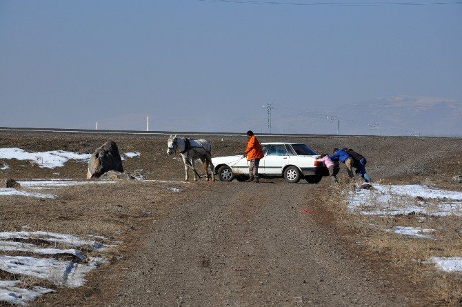 Atıyla Donan Aracını Çekti