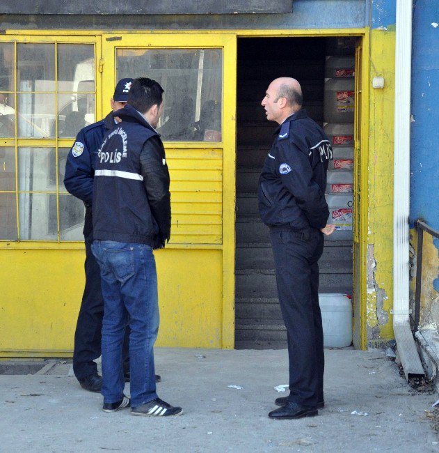 Testereyle Bileklerini Kesti, Polis Bulmak İçin Seferber Oldu