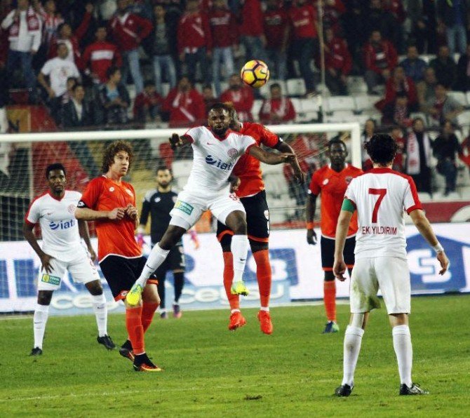 Antalyaspor Bir Atıp 3 Alıyor