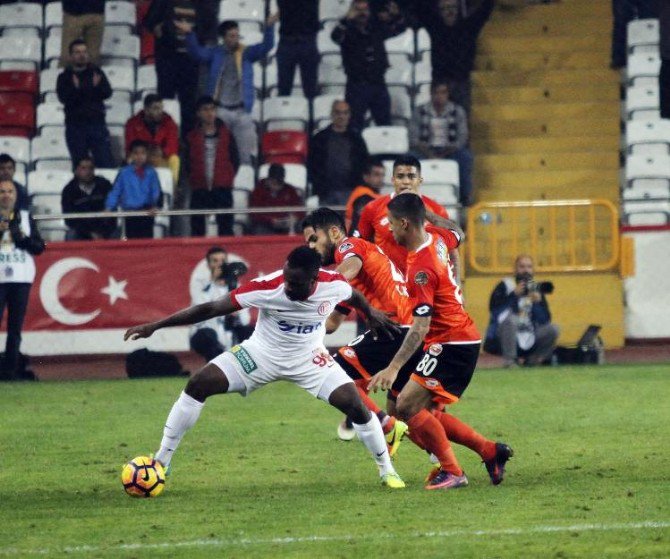 Antalyaspor Bir Atıp 3 Alıyor