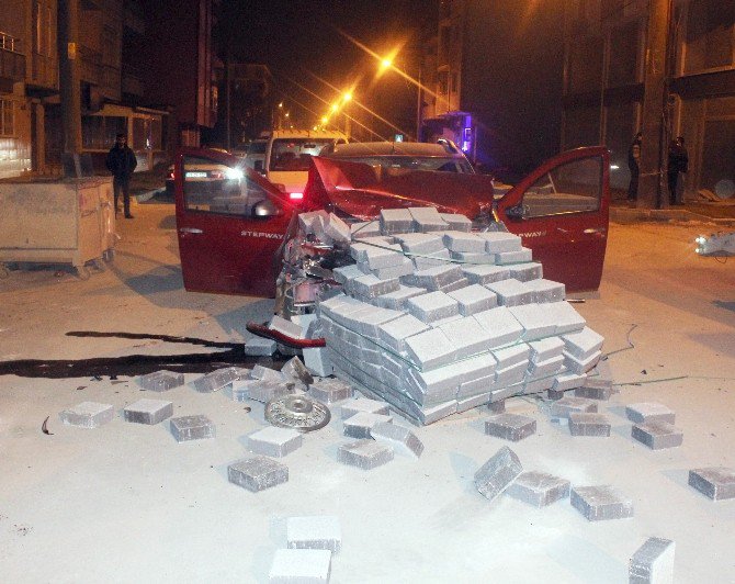 Alkollü Sürücü Yol Ortasındaki Kaldırım Taşlarına Çarptı