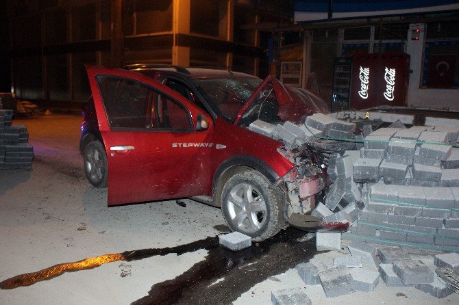 Alkollü Sürücü Yol Ortasındaki Kaldırım Taşlarına Çarptı