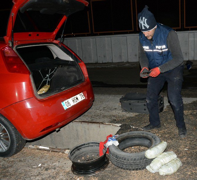 Stepne Lastiğinden 10 Kilo Esrar Çıktı