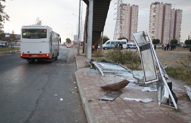 Antalya’da Yolcu Otobüsü Durağa Daldı: 4 Yaralı