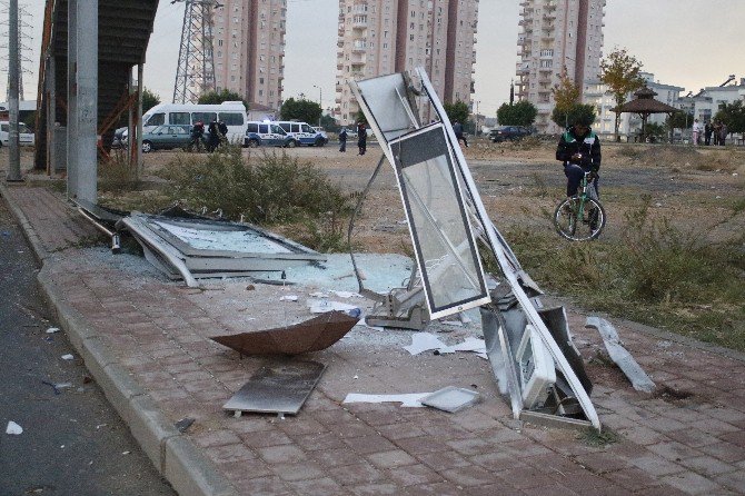 Antalya’da Yolcu Otobüsü Durağa Daldı: 4 Yaralı