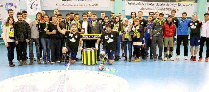 Genç Fenerbahçeliler’den Başkan Gülakar’a Plaket