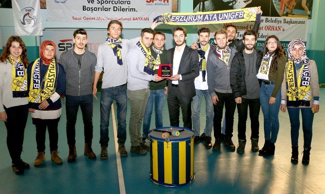 Genç Fenerbahçeliler’den Başkan Gülakar’a Plaket