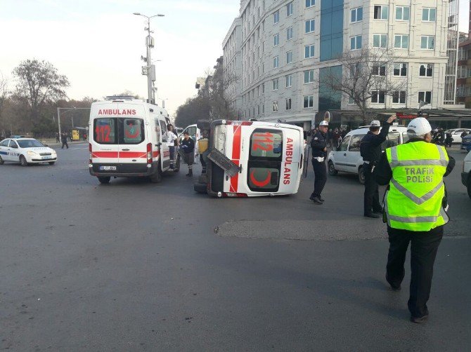 Ambulansla Kamyonet Çarpıştı: 2 Yaralı