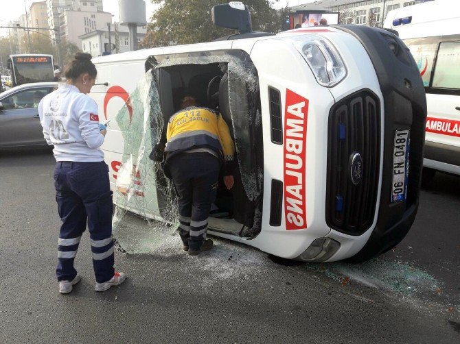 Ambulansla Kamyonet Çarpıştı: 2 Yaralı