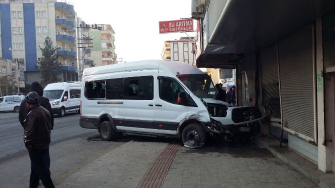 Batman’da Öğrenci Servisi İle Otomobil Çarpıştı: 15 Yaralı