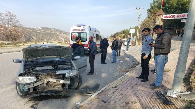 Kontrolden Çıkan Araç Yayalara Çarptı, 2 Yaralı