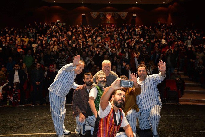 11.uluslararası Bilecik Tiyatro Festivalinde ’’Pijamalı Adamlar’’ Adlı Oyun İzleyiciyle Buluştu