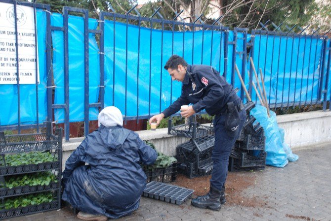 Çevik Kuvvet Polislerinden Çay İkramı