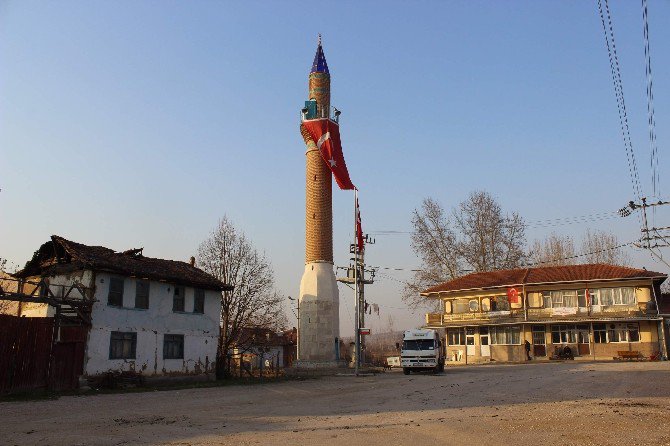 Bu Köyün Minaresi Var, Camisi Yok...