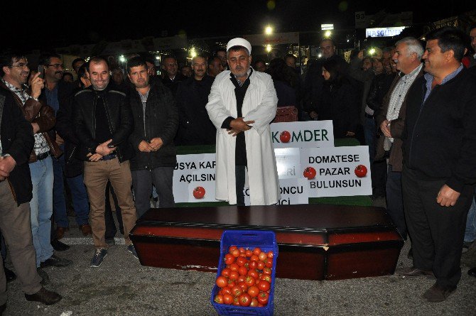 Antalya’da Çiftçiler Domatesin Cenazesini Kaldırdı