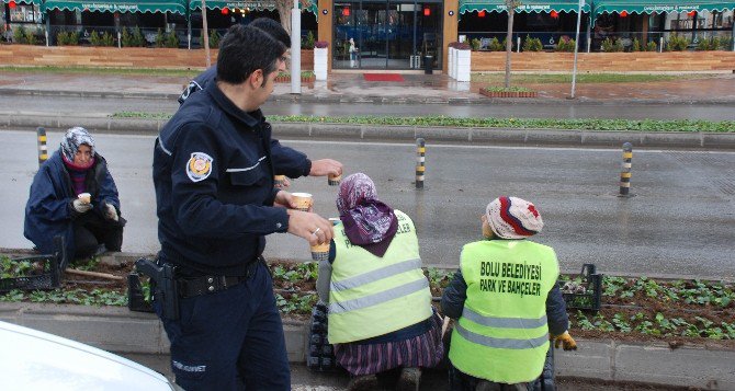 Çevik Kuvvet Polislerinden Çay İkramı