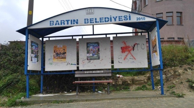 Bartın’da Duraklar Kaçak Afiş Panosuna Döndü