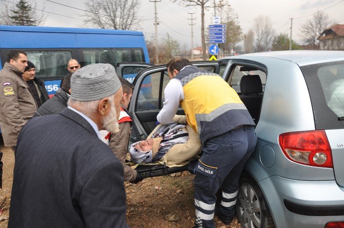 Cenaze Yolunda Kaza: 4 Yaralı