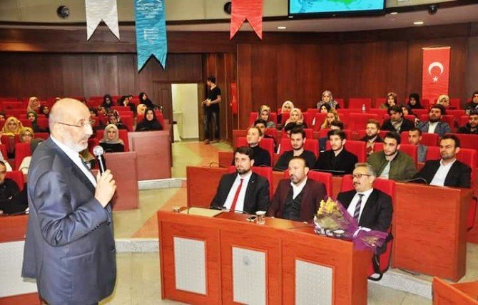 Belsa’daki Konferansa Yazar Dilipak Katıldı