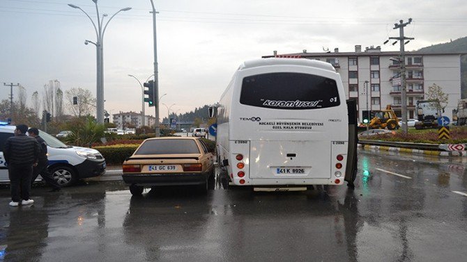 Karamürsel’de Servis Minibüsü İle Otomobil Çarpıştı: 6 Yaralı