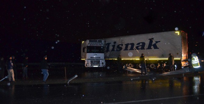 Kula’da Tır Devrildi, Yol 2 Saat Trafiğe Kapandı