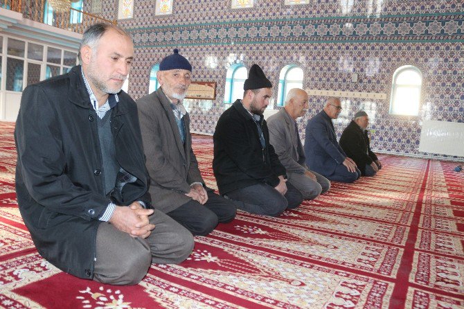 1 Yıldır İmamsız Namaz Kılan Cemaat İmam İstiyor