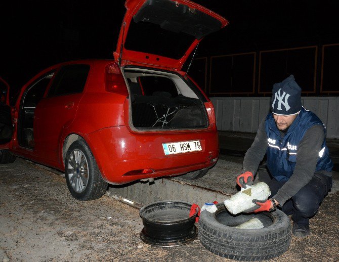 Stepne Lastiğinden 10 Kilo Esrar Çıktı