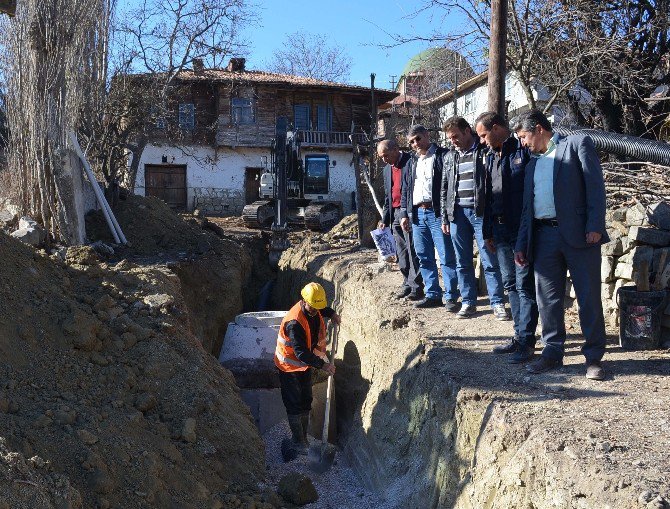 Kırsaldaki Mahallelerin Alt Yapısına Neşter